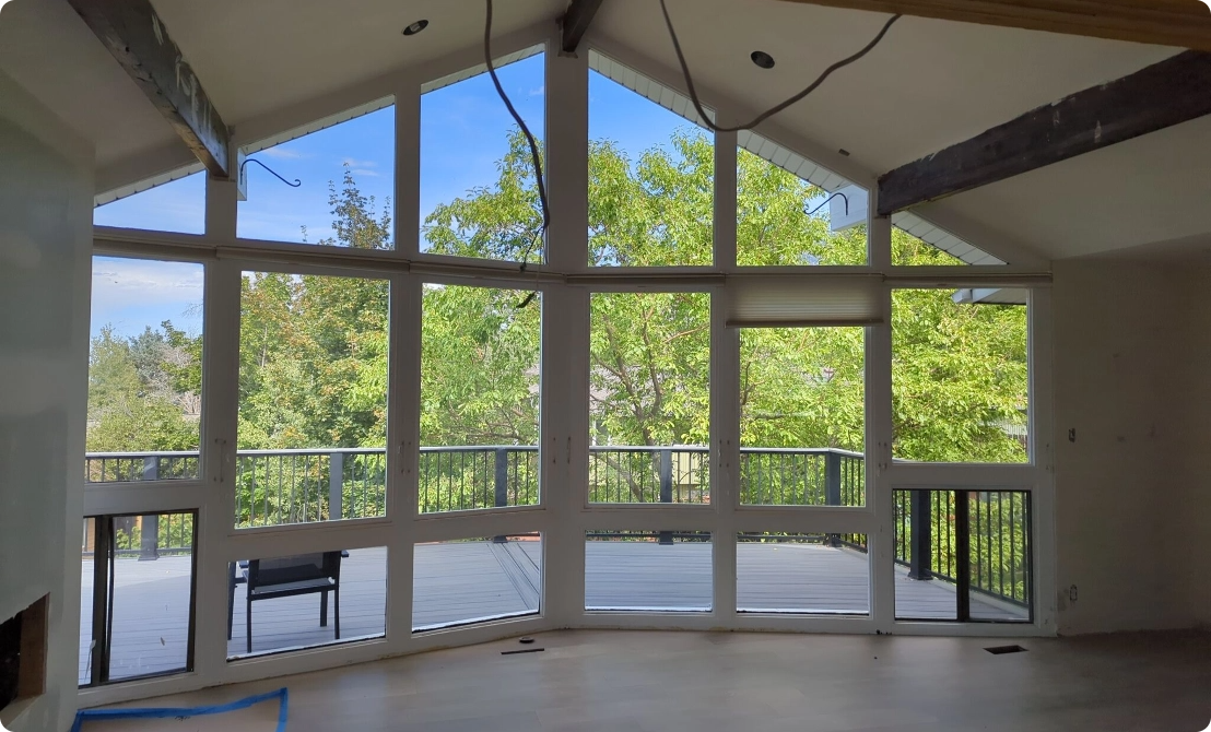 Image of part of a structure with windows with a yellow rectangle with rounded corners partially behind the image