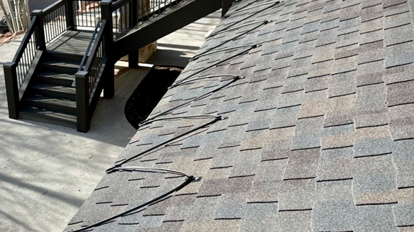 Shingle roof with heat cables on the edge